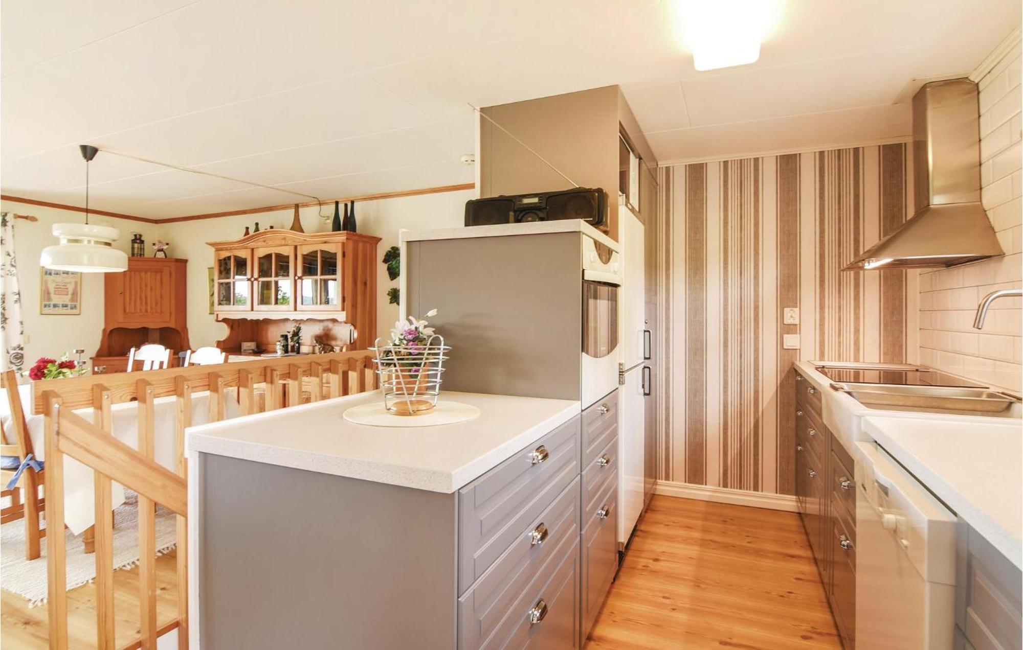 2 Bedroom Awesome Home In Svanskog Esterno foto